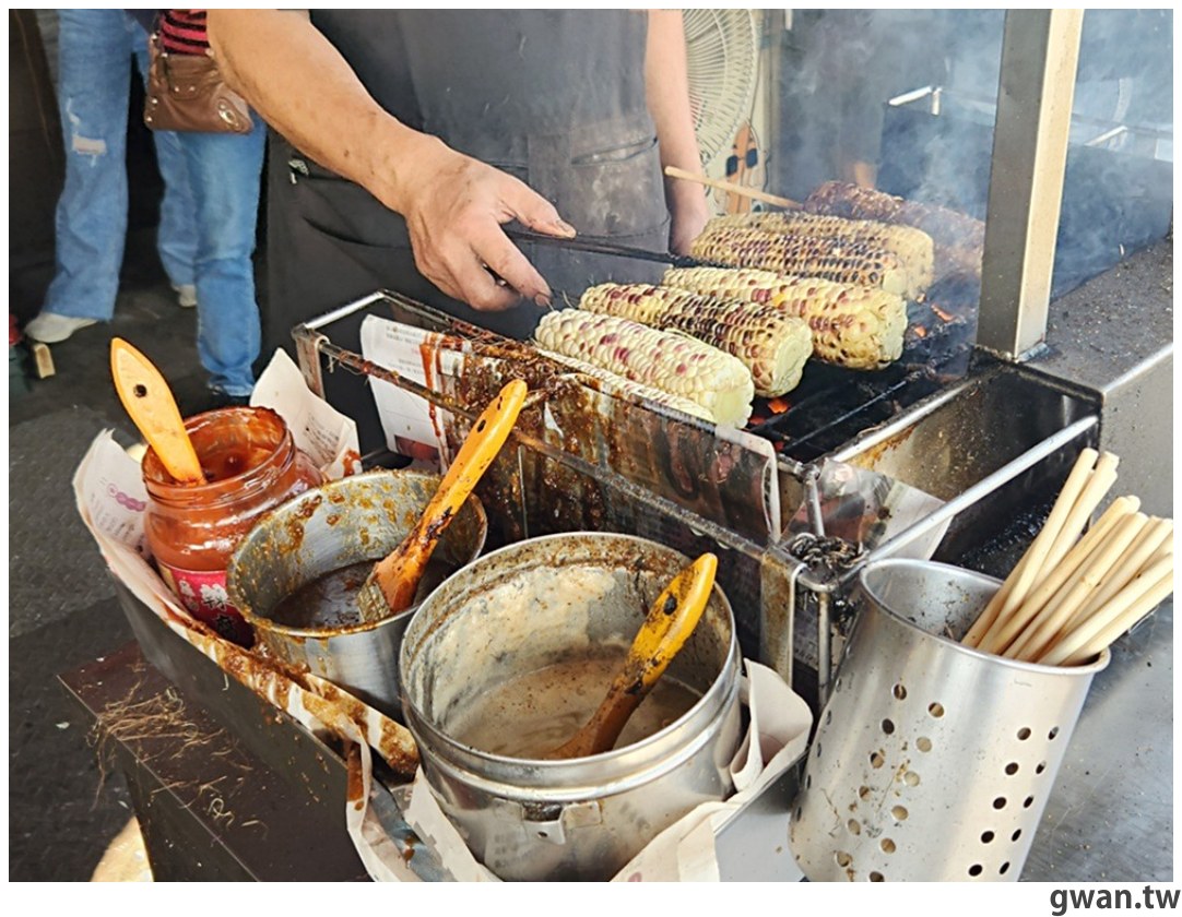 在地人推爆！祖傳60年的老擔現烤玉米，還沒營業就排隊 - 吃關關