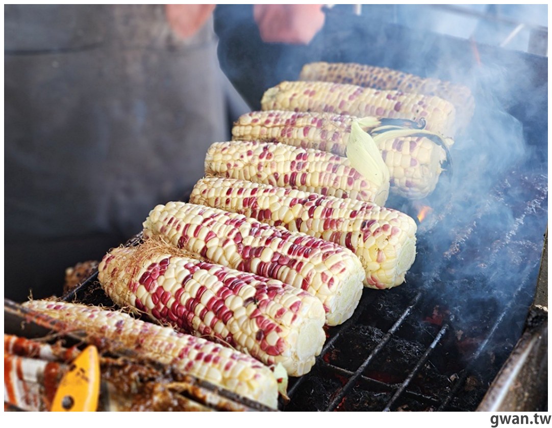 在地人推爆！祖傳60年的老擔現烤玉米，還沒營業就排隊 - 吃關關