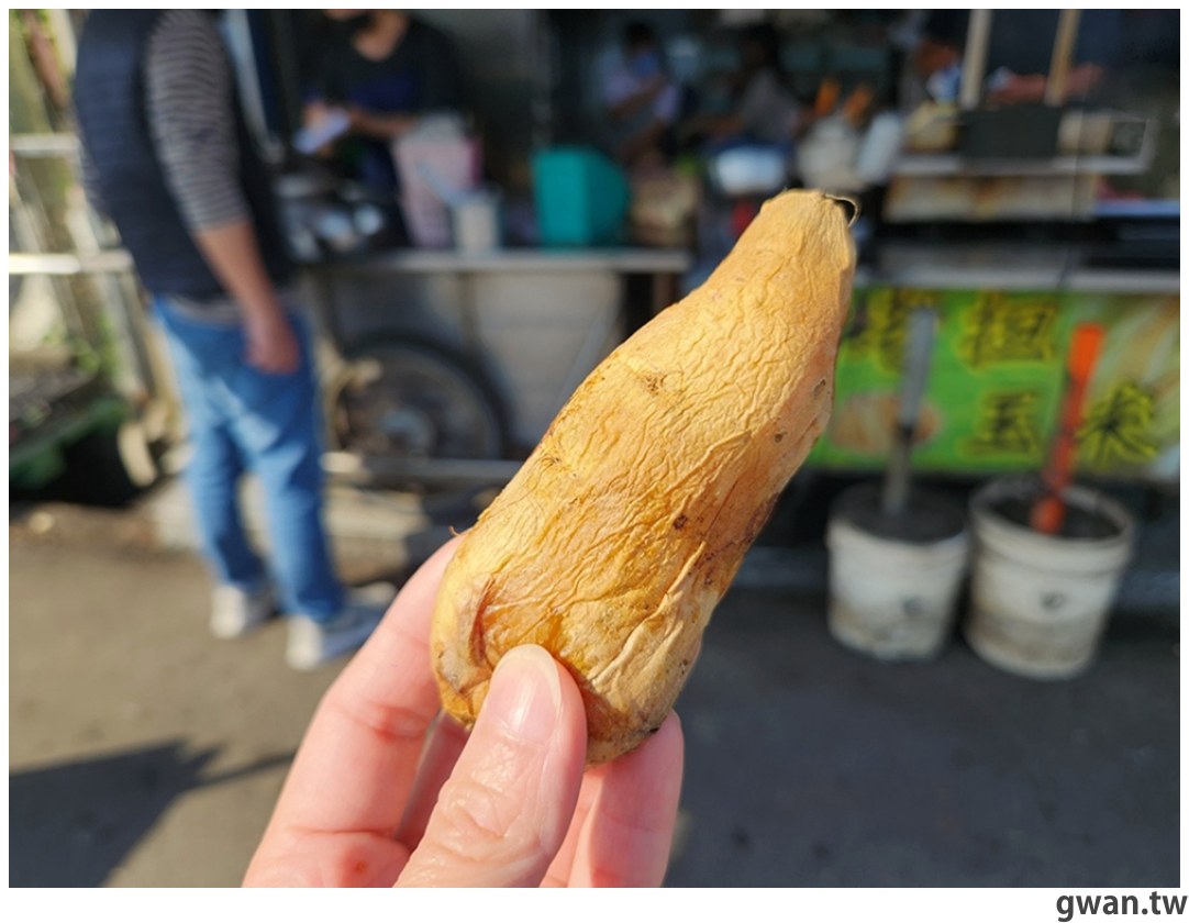 在地人推爆！祖傳60年的老擔現烤玉米，還沒營業就排隊 - 吃關關