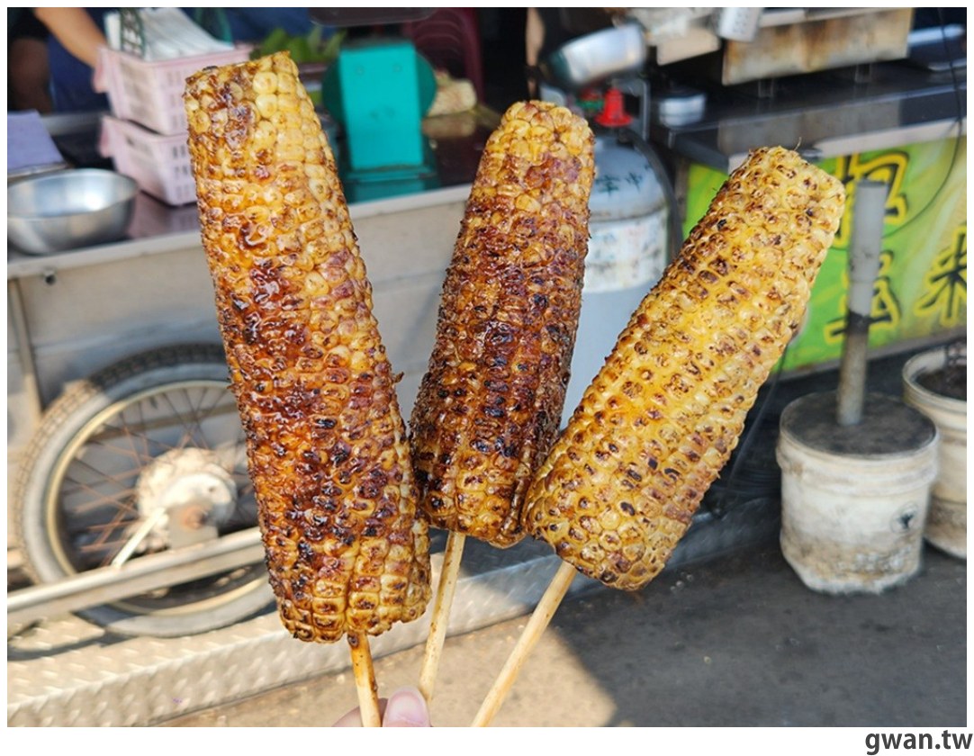 在地人推爆！祖傳60年的老擔現烤玉米，還沒營業就排隊 - 吃關關