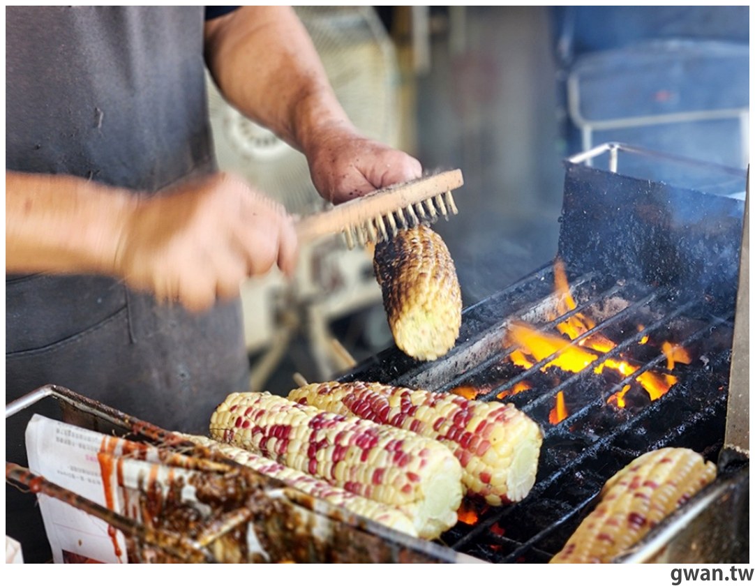 在地人推爆！祖傳60年的老擔現烤玉米，還沒營業就排隊 - 吃關關