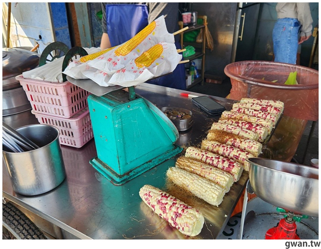 在地人推爆！祖傳60年的老擔現烤玉米，還沒營業就排隊 - 吃關關