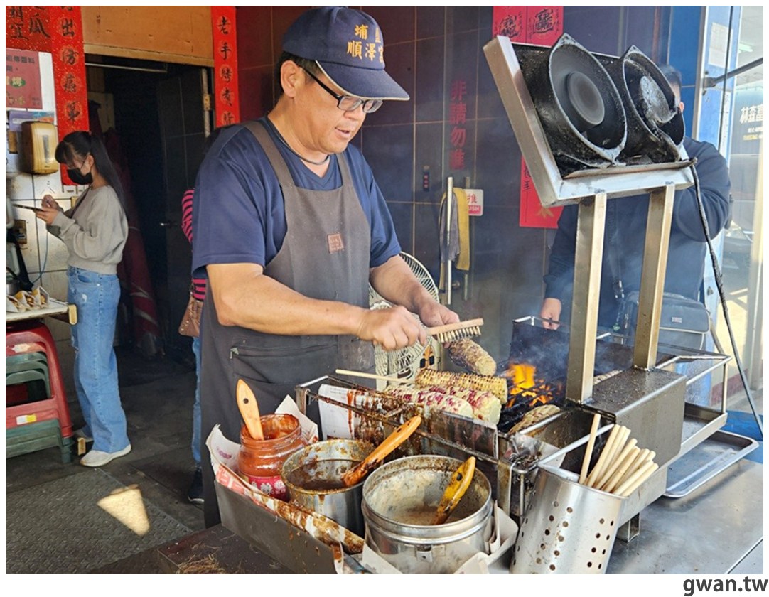 在地人推爆！祖傳60年的老擔現烤玉米，還沒營業就排隊 - 吃關關