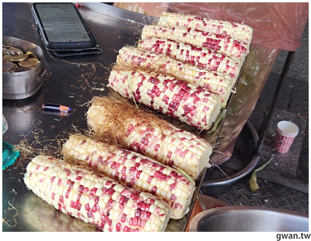 在地人推爆！祖傳60年的老擔現烤玉米，還沒營業就排隊 - 吃關關