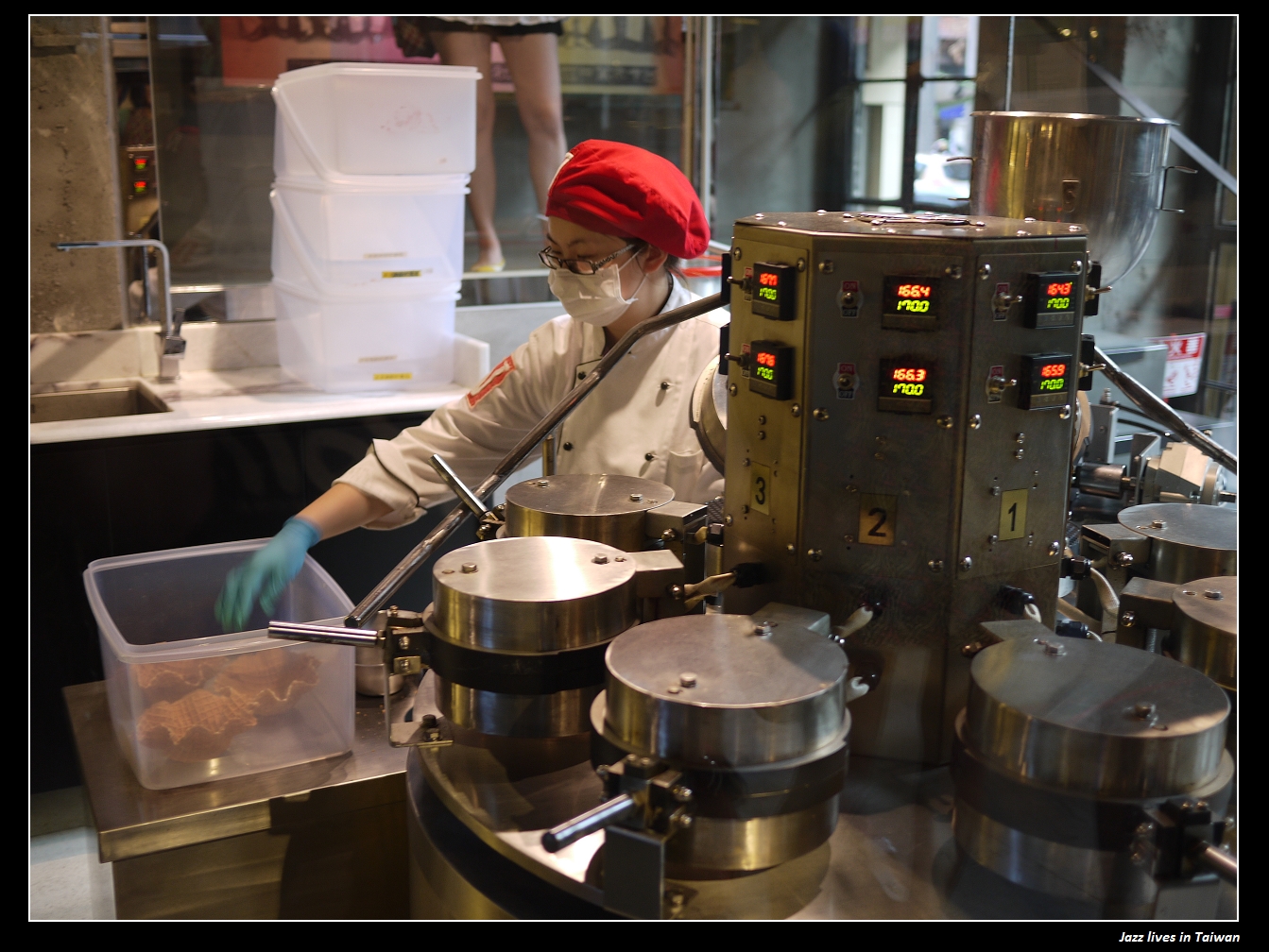 [第四信用合作社]沒有排隊領錢, 瘋狂台中人排隊吃冰...