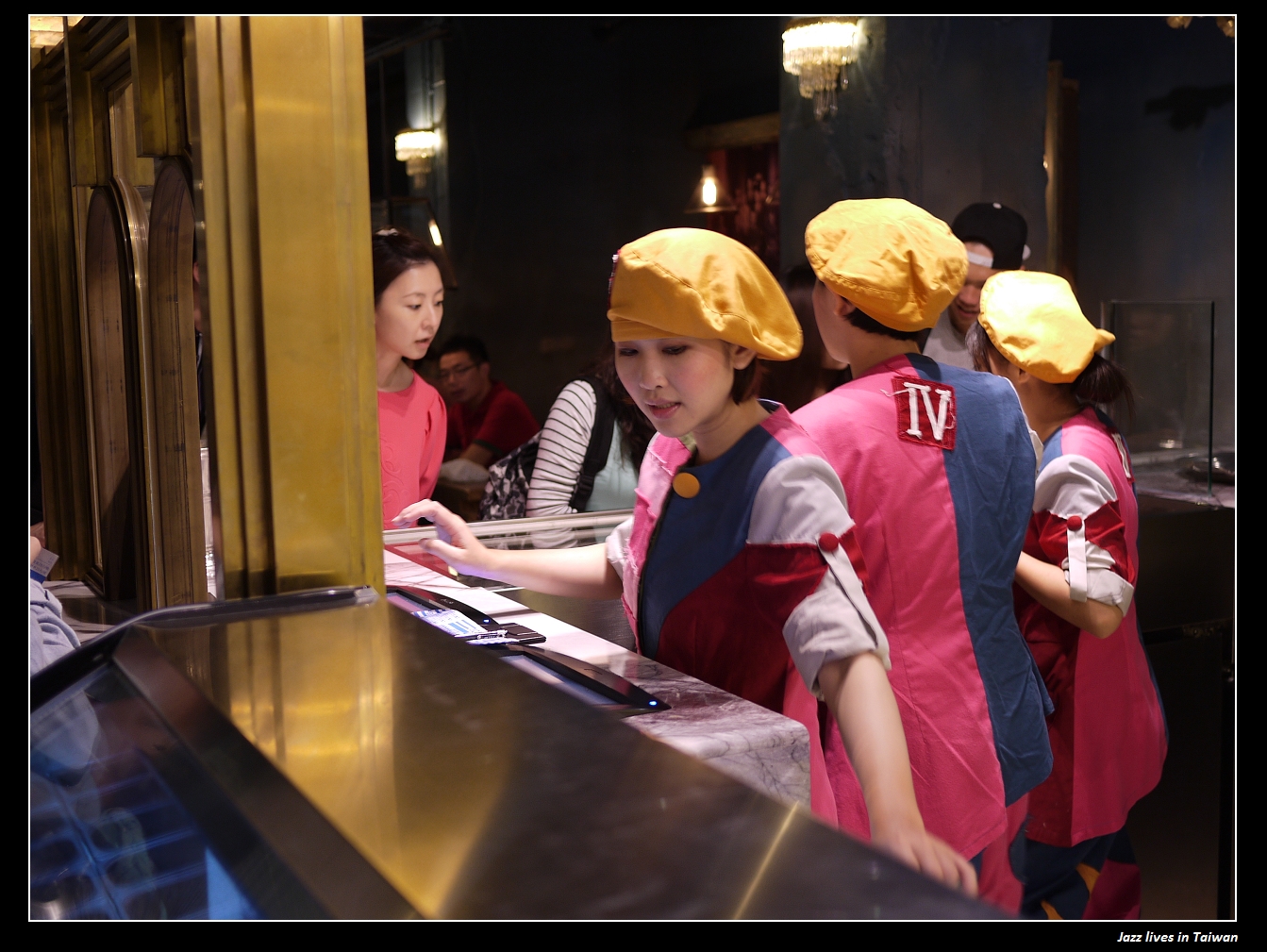 [第四信用合作社]沒有排隊領錢, 瘋狂台中人排隊吃冰...