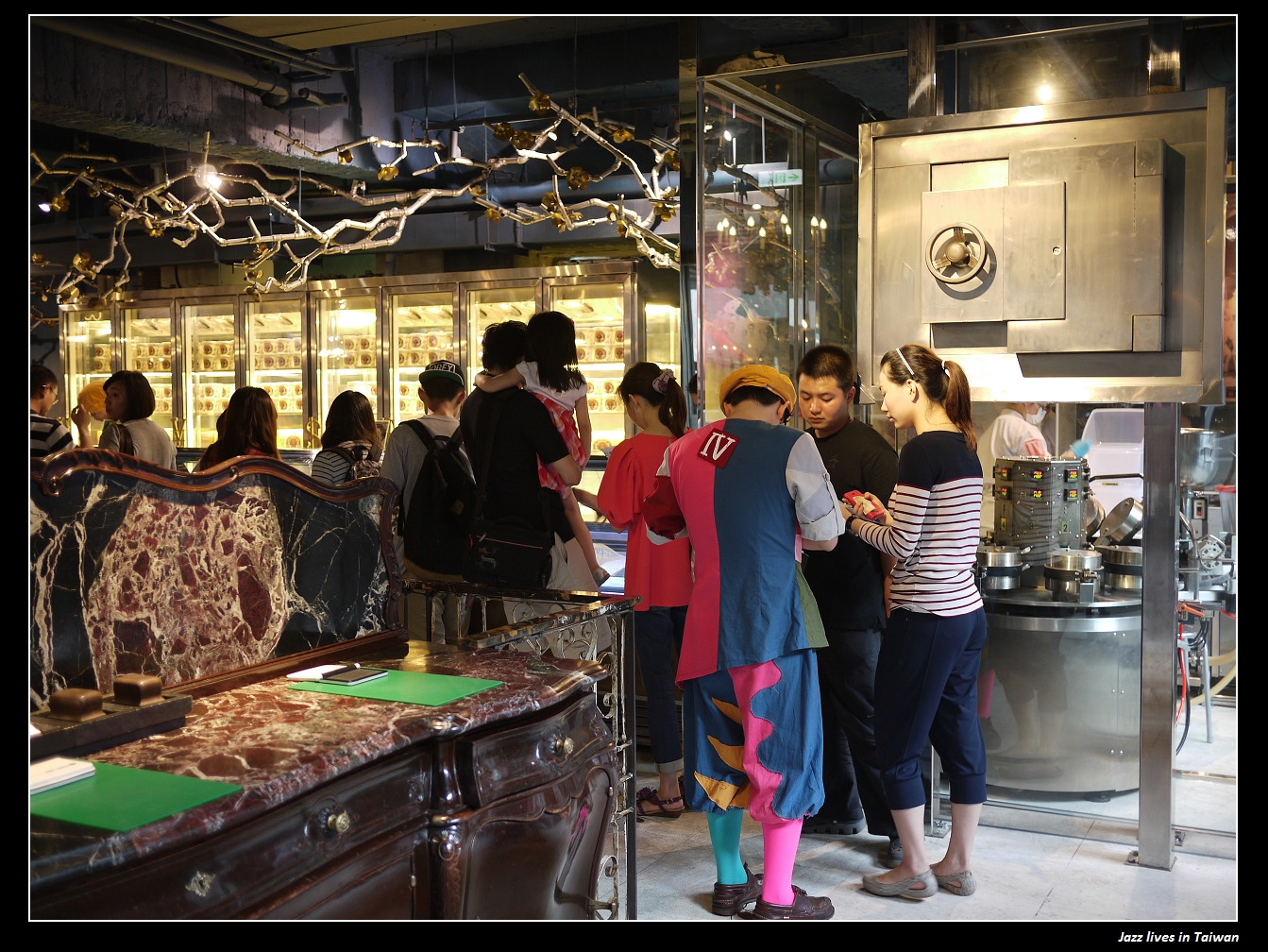 [第四信用合作社]沒有排隊領錢, 瘋狂台中人排隊吃冰...