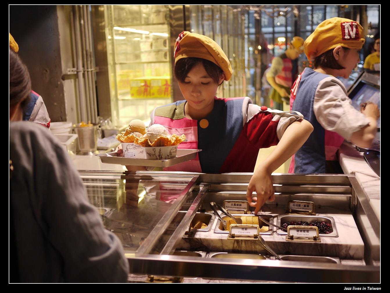 [第四信用合作社]沒有排隊領錢, 瘋狂台中人排隊吃冰...