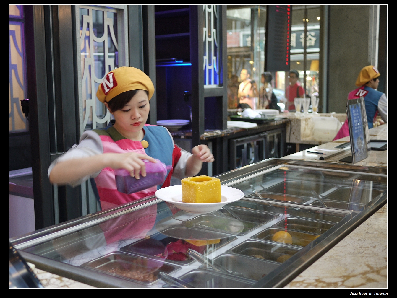 [第四信用合作社]沒有排隊領錢, 瘋狂台中人排隊吃冰...