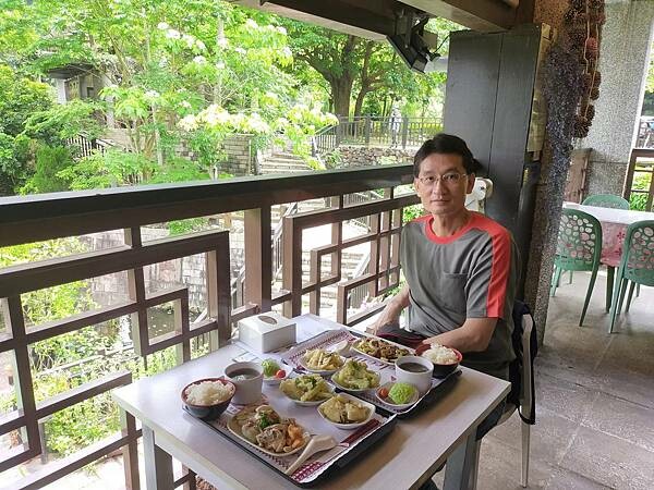 新竹峨眉歇心茶樓~與期間限定版浪漫油桐花相遇~獅山遊客中心~