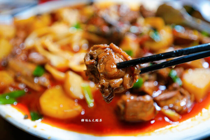 小喬新疆羊肉串，香辣過癮大盤雞、紅燒羊肉湯，板橋江子翠美食!