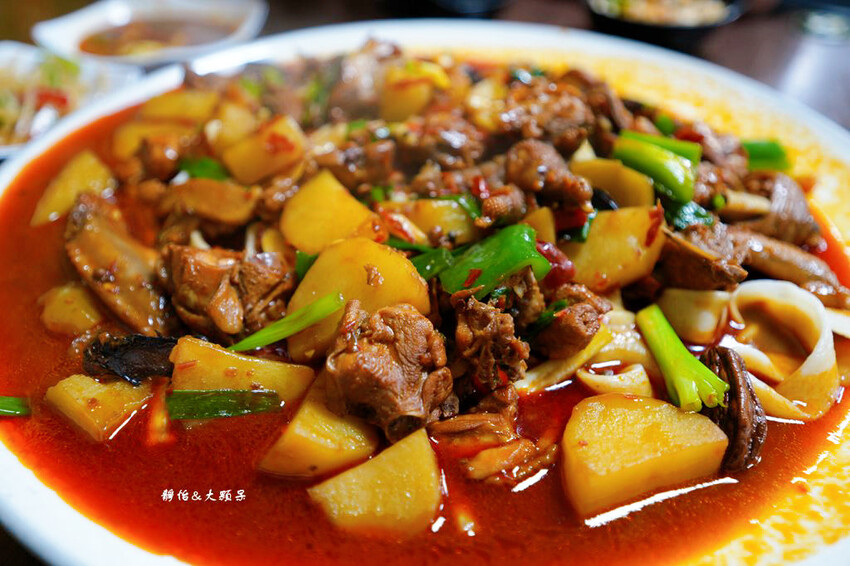 小喬新疆羊肉串，香辣過癮大盤雞、紅燒羊肉湯，板橋江子翠美食!