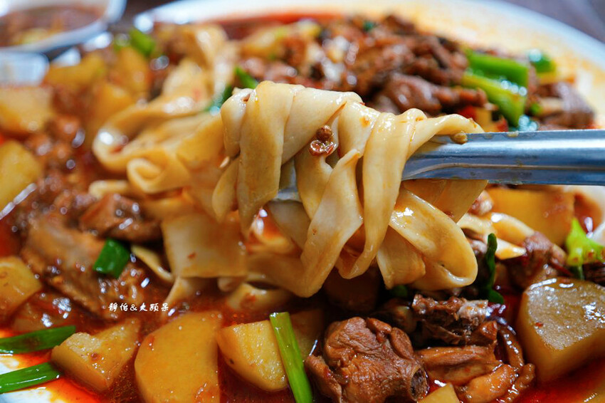 小喬新疆羊肉串，香辣過癮大盤雞、紅燒羊肉湯，板橋江子翠美食!