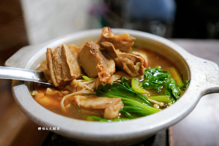 小喬新疆羊肉串，香辣過癮大盤雞、紅燒羊肉湯，板橋江子翠美食!