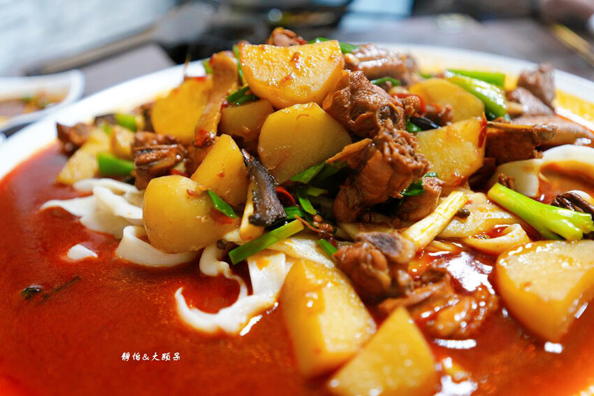 小喬新疆羊肉串，香辣過癮大盤雞、紅燒羊肉湯，板橋江子翠美食!