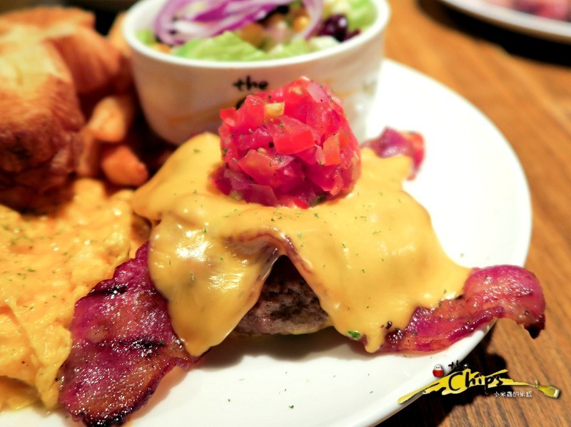 【捷運國父紀念館站】The chips 美式餐廳-光復店~下班後與三五好友一起看大螢幕賽事、樂享美式佳餚，早午餐「噶瑪蘭帶骨豬排」&「私房噴汁炸雞」超級推薦!