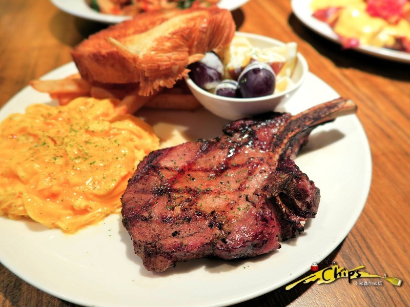 【捷運國父紀念館站】The chips 美式餐廳-光復店~下班後與三五好友一起看大螢幕賽事、樂享美式佳餚，早午餐「噶瑪蘭帶骨豬排」&「私房噴汁炸雞」超級推薦!