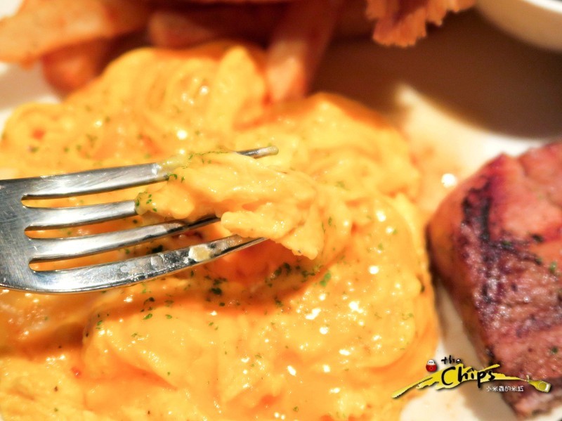 【捷運國父紀念館站】The chips 美式餐廳-光復店~下班後與三五好友一起看大螢幕賽事、樂享美式佳餚，早午餐「噶瑪蘭帶骨豬排」&「私房噴汁炸雞」超級推薦!