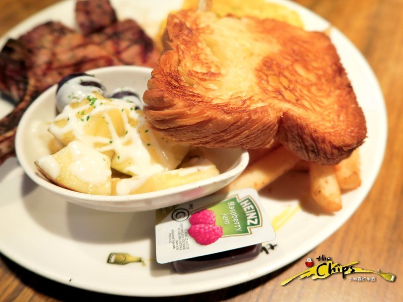 【捷運國父紀念館站】The chips 美式餐廳-光復店~下班後與三五好友一起看大螢幕賽事、樂享美式佳餚，早午餐「噶瑪蘭帶骨豬排」&「私房噴汁炸雞」超級推薦!