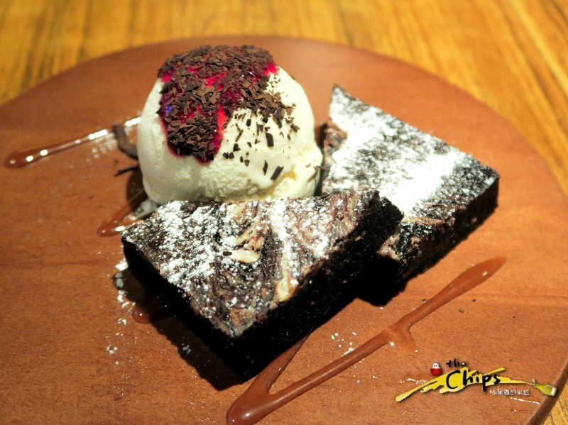 【捷運國父紀念館站】The chips 美式餐廳-光復店~下班後與三五好友一起看大螢幕賽事、樂享美式佳餚，早午餐「噶瑪蘭帶骨豬排」&「私房噴汁炸雞」超級推薦!