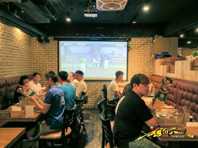 【捷運國父紀念館站】The chips 美式餐廳-光復店~下班後與三五好友一起看大螢幕賽事、樂享美式佳餚，早午餐「噶瑪蘭帶骨豬排」&「私房噴汁炸雞」超級推薦!
