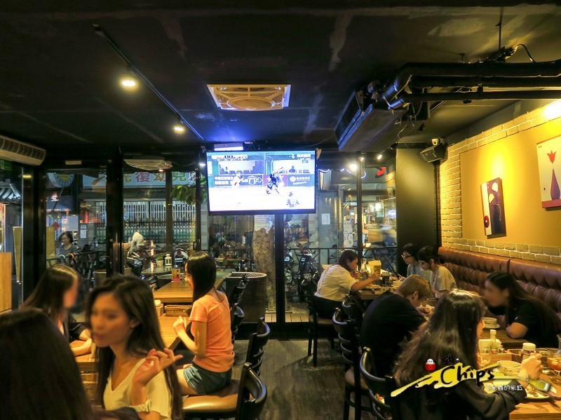 【捷運國父紀念館站】The chips 美式餐廳-光復店~下班後與三五好友一起看大螢幕賽事、樂享美式佳餚，早午餐「噶瑪蘭帶骨豬排」&「私房噴汁炸雞」超級推薦!