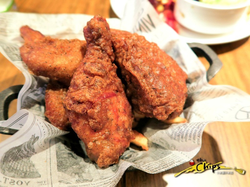 【捷運國父紀念館站】The chips 美式餐廳-光復店~下班後與三五好友一起看大螢幕賽事、樂享美式佳餚，早午餐「噶瑪蘭帶骨豬排」&「私房噴汁炸雞」超級推薦!
