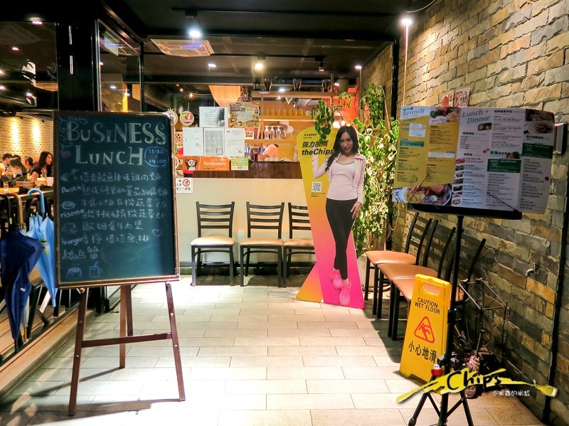 【捷運國父紀念館站】The chips 美式餐廳-光復店~下班後與三五好友一起看大螢幕賽事、樂享美式佳餚，早午餐「噶瑪蘭帶骨豬排」&「私房噴汁炸雞」超級推薦!