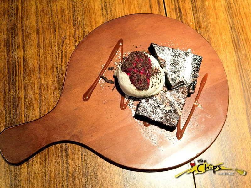 【捷運國父紀念館站】The chips 美式餐廳-光復店~下班後與三五好友一起看大螢幕賽事、樂享美式佳餚，早午餐「噶瑪蘭帶骨豬排」&「私房噴汁炸雞」超級推薦!