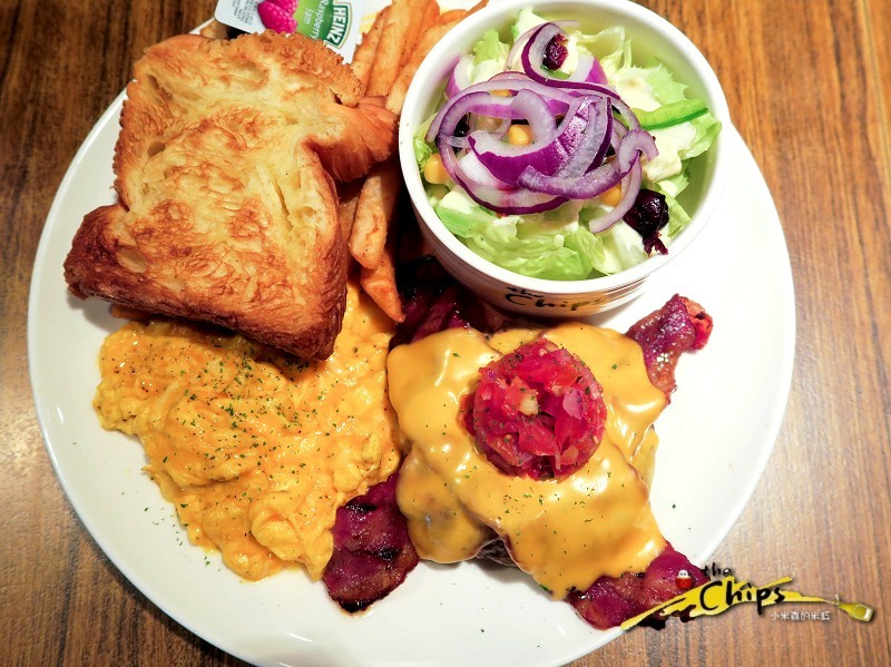 【捷運國父紀念館站】The chips 美式餐廳-光復店~下班後與三五好友一起看大螢幕賽事、樂享美式佳餚，早午餐「噶瑪蘭帶骨豬排」&「私房噴汁炸雞」超級推薦!