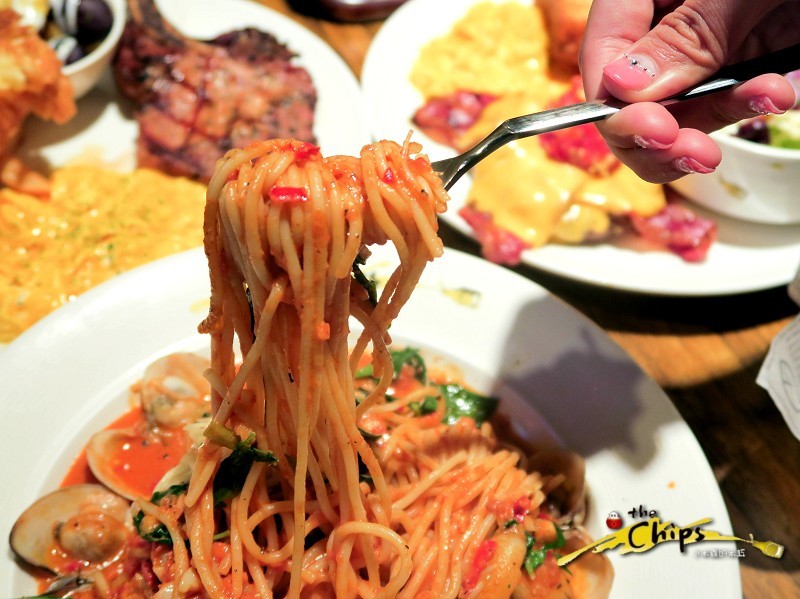 【捷運國父紀念館站】The chips 美式餐廳-光復店~下班後與三五好友一起看大螢幕賽事、樂享美式佳餚，早午餐「噶瑪蘭帶骨豬排」&「私房噴汁炸雞」超級推薦!