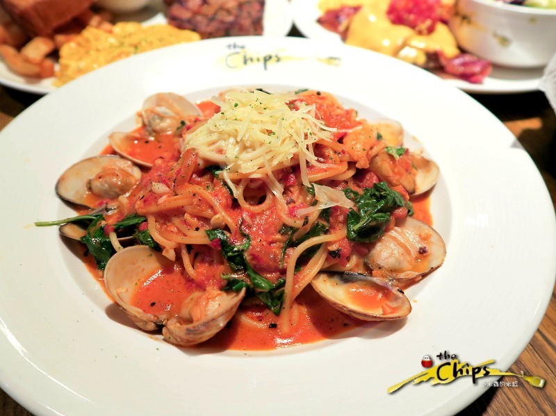 【捷運國父紀念館站】The chips 美式餐廳-光復店~下班後與三五好友一起看大螢幕賽事、樂享美式佳餚，早午餐「噶瑪蘭帶骨豬排」&「私房噴汁炸雞」超級推薦!