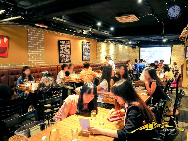 【捷運國父紀念館站】The chips 美式餐廳-光復店~下班後與三五好友一起看大螢幕賽事、樂享美式佳餚，早午餐「噶瑪蘭帶骨豬排」&「私房噴汁炸雞」超級推薦!