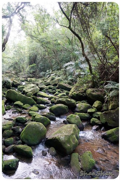 漫步內湖。捷運就可以到的世外桃源 -「 圓覺瀑布」