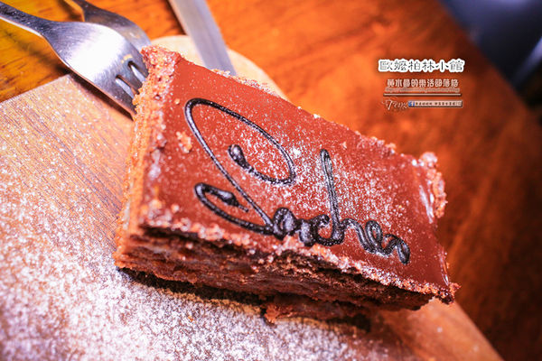 歐嬤柏林小館(德式料理)-北捷/忠孝敦化站(香噴噴的德國豬腳，皮脆的不得了讓人想到就吞口水)