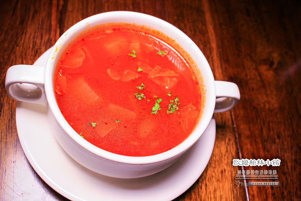 歐嬤柏林小館(德式料理)-北捷/忠孝敦化站(香噴噴的德國豬腳，皮脆的不得了讓人想到就吞口水)