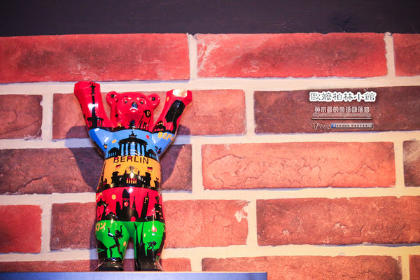 歐嬤柏林小館(德式料理)-北捷/忠孝敦化站(香噴噴的德國豬腳，皮脆的不得了讓人想到就吞口水)