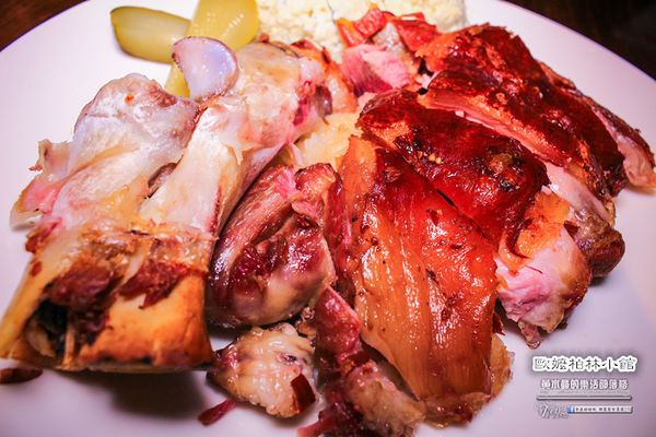 歐嬤柏林小館(德式料理)-北捷/忠孝敦化站(香噴噴的德國豬腳，皮脆的不得了讓人想到就吞口水)