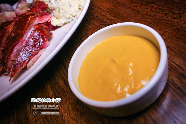 歐嬤柏林小館(德式料理)-北捷/忠孝敦化站(香噴噴的德國豬腳，皮脆的不得了讓人想到就吞口水)