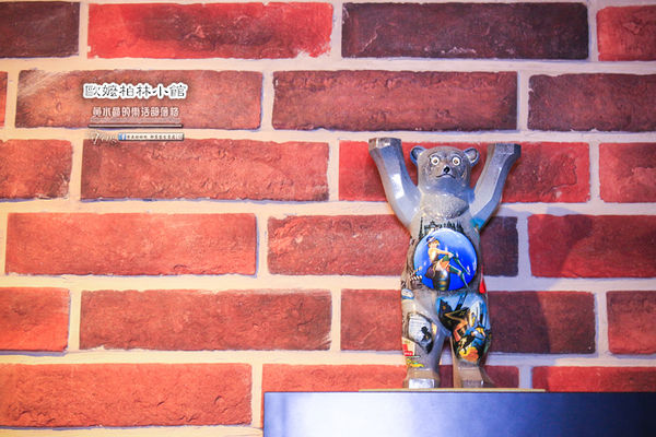 歐嬤柏林小館(德式料理)-北捷/忠孝敦化站(香噴噴的德國豬腳，皮脆的不得了讓人想到就吞口水)