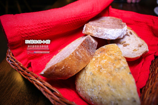 歐嬤柏林小館(德式料理)-北捷/忠孝敦化站(香噴噴的德國豬腳，皮脆的不得了讓人想到就吞口水)