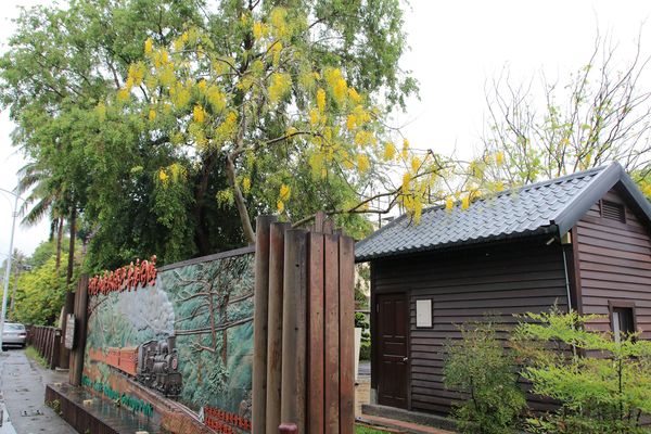 阿里山森林鐵路嘉義車庫：【嘉義景點】阿里山森林鐵路車庫園區~雨中的阿勃勒也是美到不要不要的，雖然沒有艷陽高照，卻多了一股惆悵般的美感