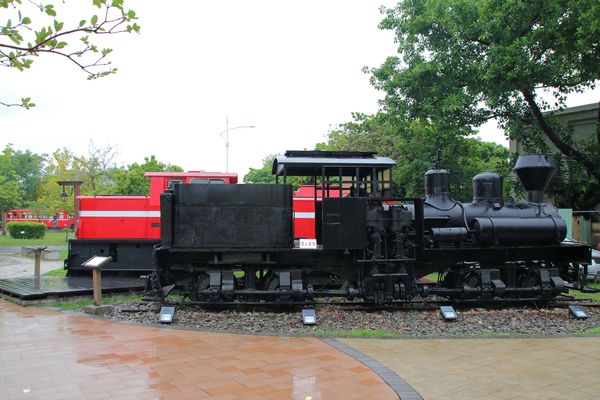 阿里山森林鐵路嘉義車庫：【嘉義景點】阿里山森林鐵路車庫園區~雨中的阿勃勒也是美到不要不要的，雖然沒有艷陽高照，卻多了一股惆悵般的美感