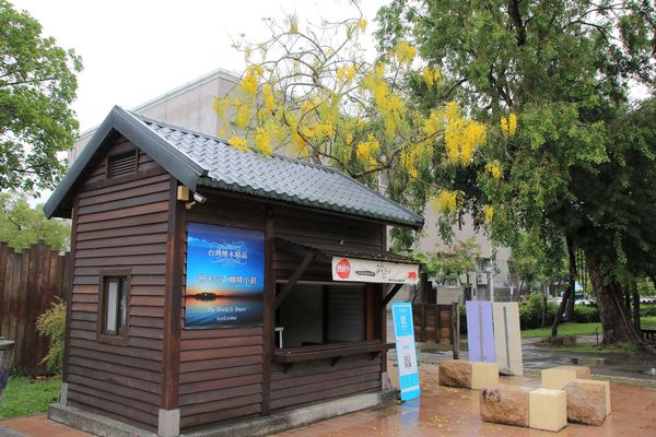 阿里山森林鐵路嘉義車庫：【嘉義景點】阿里山森林鐵路車庫園區~雨中的阿勃勒也是美到不要不要的，雖然沒有艷陽高照，卻多了一股惆悵般的美感
