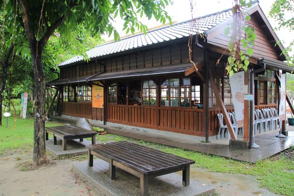 阿里山森林鐵路嘉義車庫：【嘉義景點】阿里山森林鐵路車庫園區~雨中的阿勃勒也是美到不要不要的，雖然沒有艷陽高照，卻多了一股惆悵般的美感