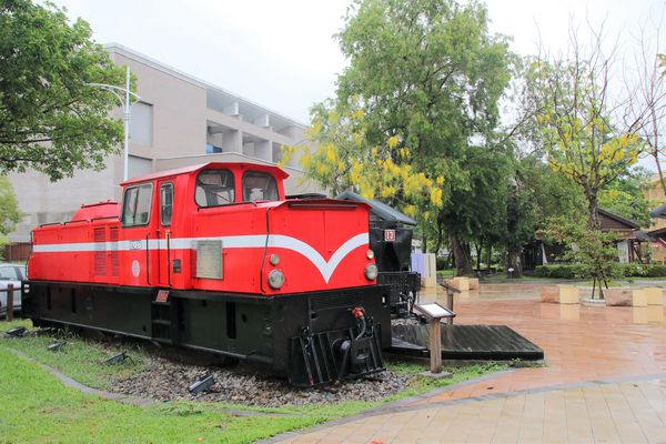 阿里山森林鐵路嘉義車庫：【嘉義景點】阿里山森林鐵路車庫園區~雨中的阿勃勒也是美到不要不要的，雖然沒有艷陽高照，卻多了一股惆悵般的美感