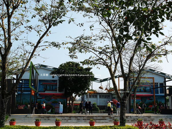 幾米廣場：【宜蘭】跟著幾米一起宜蘭小旅行。幾米廣場「向左走．向右走」、「星空」與「地下鐵」。森林裡的火車站「閉眼微笑的長頸鹿」。丟丟噹森林廣場出現飛天星空列車