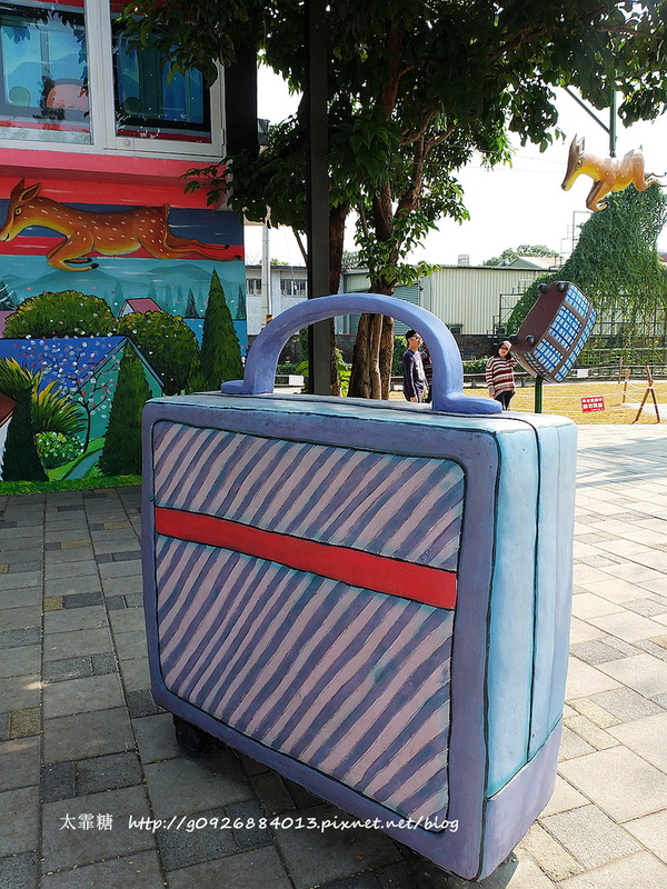 幾米廣場：【宜蘭】跟著幾米一起宜蘭小旅行。幾米廣場「向左走．向右走」、「星空」與「地下鐵」。森林裡的火車站「閉眼微笑的長頸鹿」。丟丟噹森林廣場出現飛天星空列車