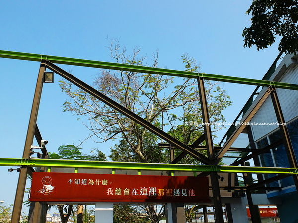 幾米廣場：【宜蘭】跟著幾米一起宜蘭小旅行。幾米廣場「向左走．向右走」、「星空」與「地下鐵」。森林裡的火車站「閉眼微笑的長頸鹿」。丟丟噹森林廣場出現飛天星空列車