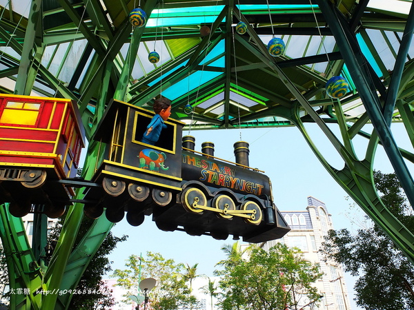 幾米廣場：【宜蘭】跟著幾米一起宜蘭小旅行。幾米廣場「向左走．向右走」、「星空」與「地下鐵」。森林裡的火車站「閉眼微笑的長頸鹿」。丟丟噹森林廣場出現飛天星空列車